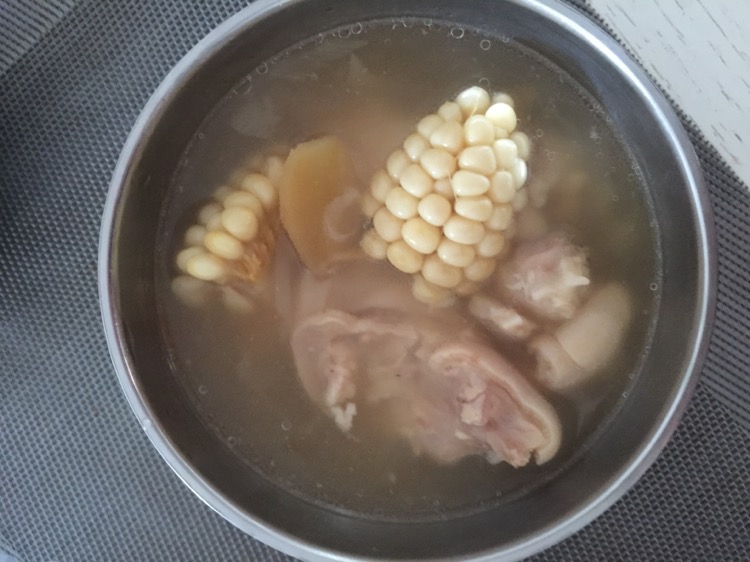猪蹄玉米炖白萝卜