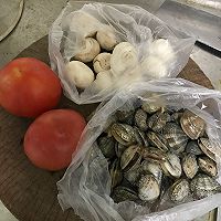 番茄时菌蛤蜊汤的做法图解1