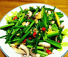 八爪鱼炒韭菜苔的做法