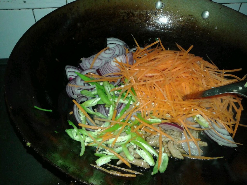 胡萝卜金针菇炒肉丝怎么做_胡萝卜金针菇炒肉丝的做法_豆果美食