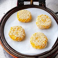 #年味十足的中式面点#酥掉渣的香酥芝麻玉米饼的做法图解7