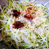 #刘畊宏女孩减脂饮食#凉拌西葫芦丝的做法图解6