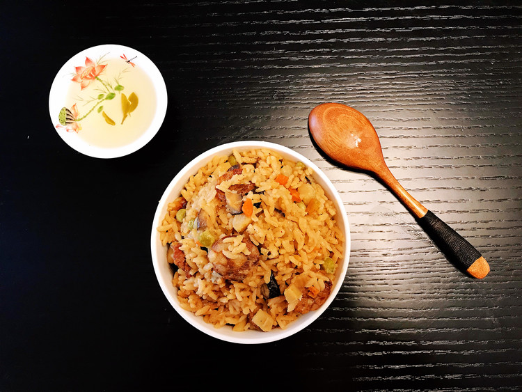 土豆香菇腊肠焖饭的做法