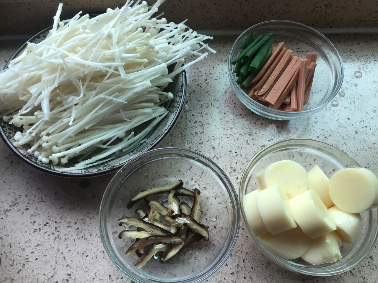 金针菇豆腐鱿鱼煲,金针菇豆腐鱿鱼煲的家常做法 - 美食杰金针菇豆腐鱿鱼煲做法大全