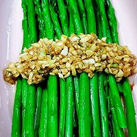 #春日时令，美味尝鲜#口感爽脆的油泼蒜香芦笋的做法图解7