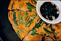 豆瓣酱韭菜虾仁蛋饼的做法