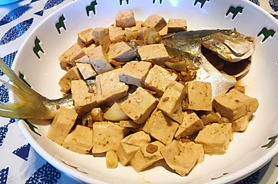 黄豆酱烧柴锅豆腐金鲳鱼
