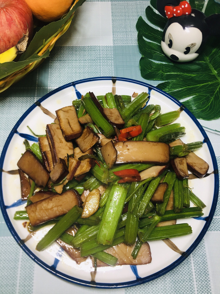 芹菜炒豆干的做法
