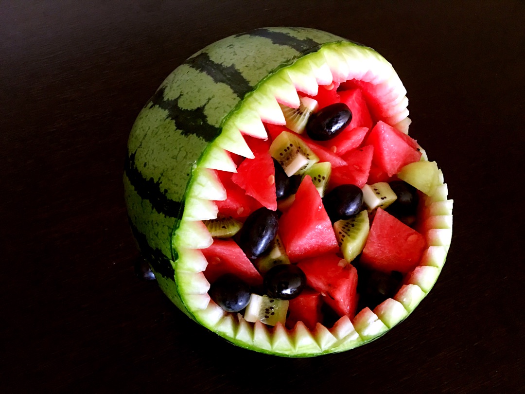 鲨鱼西瓜果盘怎么做_鲨鱼西瓜果盘的做法_豆果美食