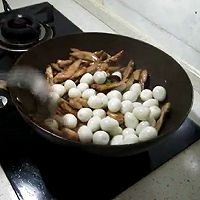 鸡翅红烧鹌鹑蛋的做法图解3