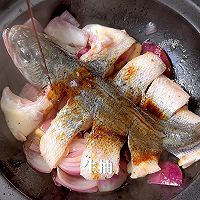 家常菜砂锅焗鲈鱼，鲜美滑嫩。的做法图解4