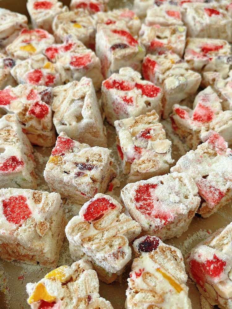 草莓坚果雪花酥的做法