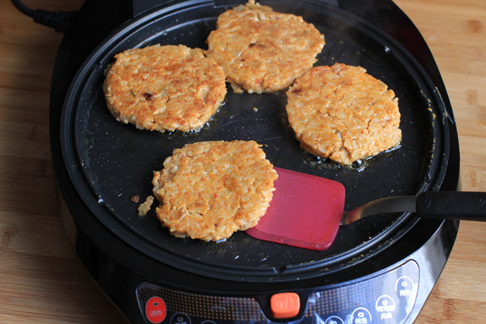 利仁电饼铛试用之二【辣白菜饭饼】的做法图解10