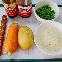 胡萝卜腊肠焖饭的做法图解1