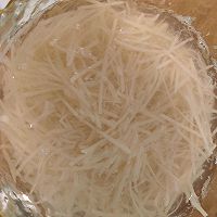 凉拌土豆丝，美味简单又开胃#加油 英格兰#的做法图解2