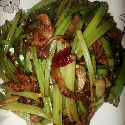 干煸茶树菇芹菜