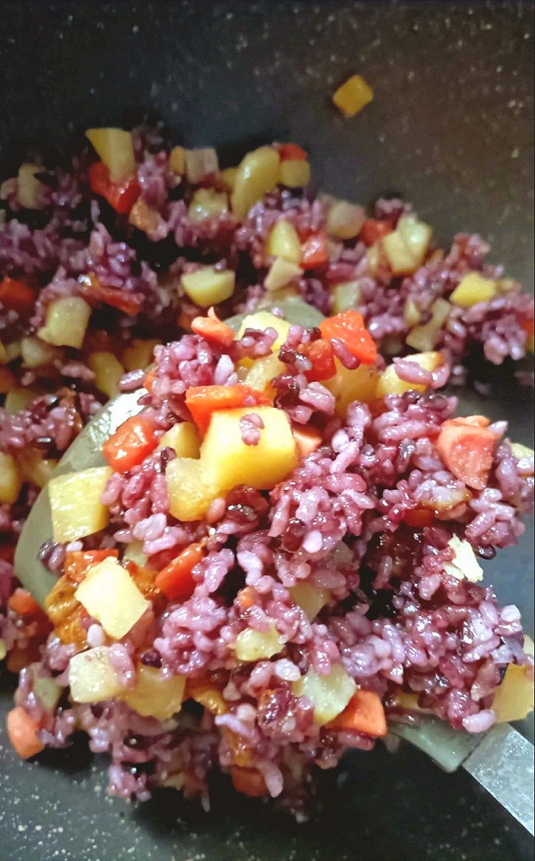 土豆黑米焖饭，夏天的快速米饭的做法