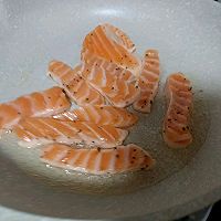 #美味开学季#三文鱼紫米饭团的做法图解3
