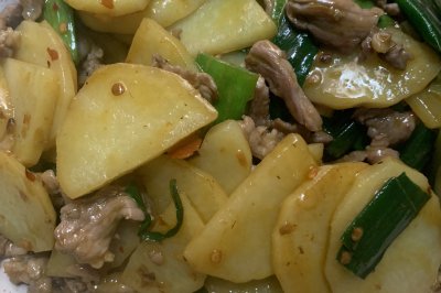 瘦肉蒜苗炒土豆