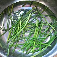 手撕蒜薹的做法图解2