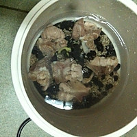 糙米黑豆龙骨汤的做法图解3