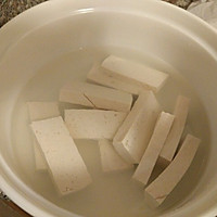 纯白——三文鱼头莲藕豆腐汤的做法图解2