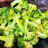#菜油就选外婆乡，新鲜开榨抢先尝#西兰花炒虾仁的做法图解4