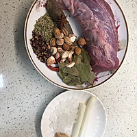 凉拌盐边牛肉的做法图解1