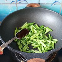 蒜苔酱炒木耳土豆条的做法图解6
