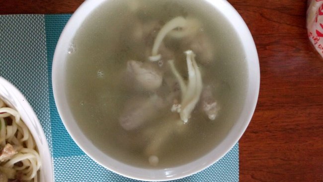 蘑菇排骨汤的做法