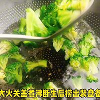 #感恩节烹饪挑战赛# 西兰花炒香菇的做法图解2