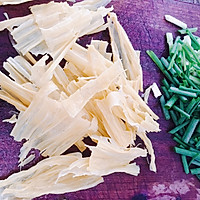 瘦肉腐竹汤的做法图解2