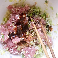蒸饺柳叶包韭菜猪肉馅的做法图解1