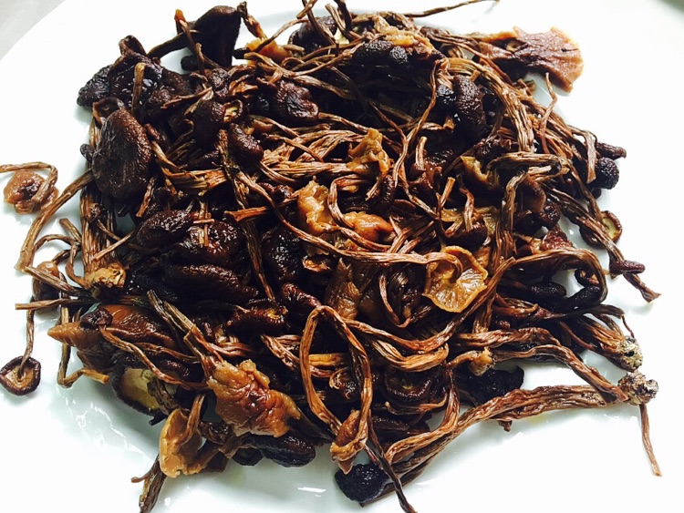 #广东靓汤#茶树菇猪骨汤的做法图解2