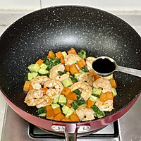 胡萝卜黄瓜炒虾仁的做法图解7