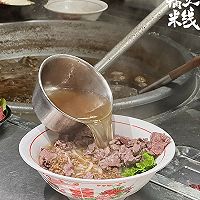 热腾腾生烫牛肉米线的做法图解1