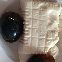 皮蛋豆腐的做法图解2