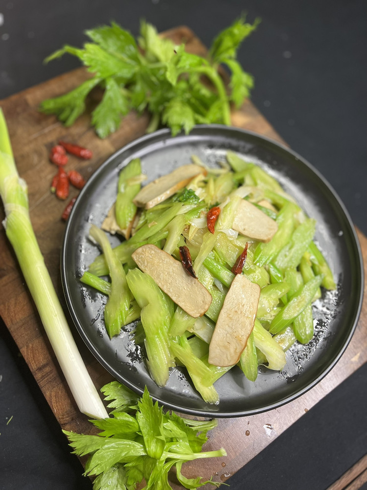 高纤维高蛋白，芹菜炒熏干！的做法