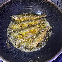 炸小鱼的做法图解2