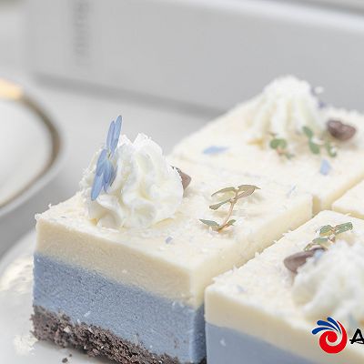  冰蓝椰椰慕斯蛋糕，清甜不腻冰冰凉！