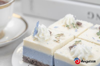 冰蓝椰椰慕斯蛋糕，清甜不腻冰冰凉！