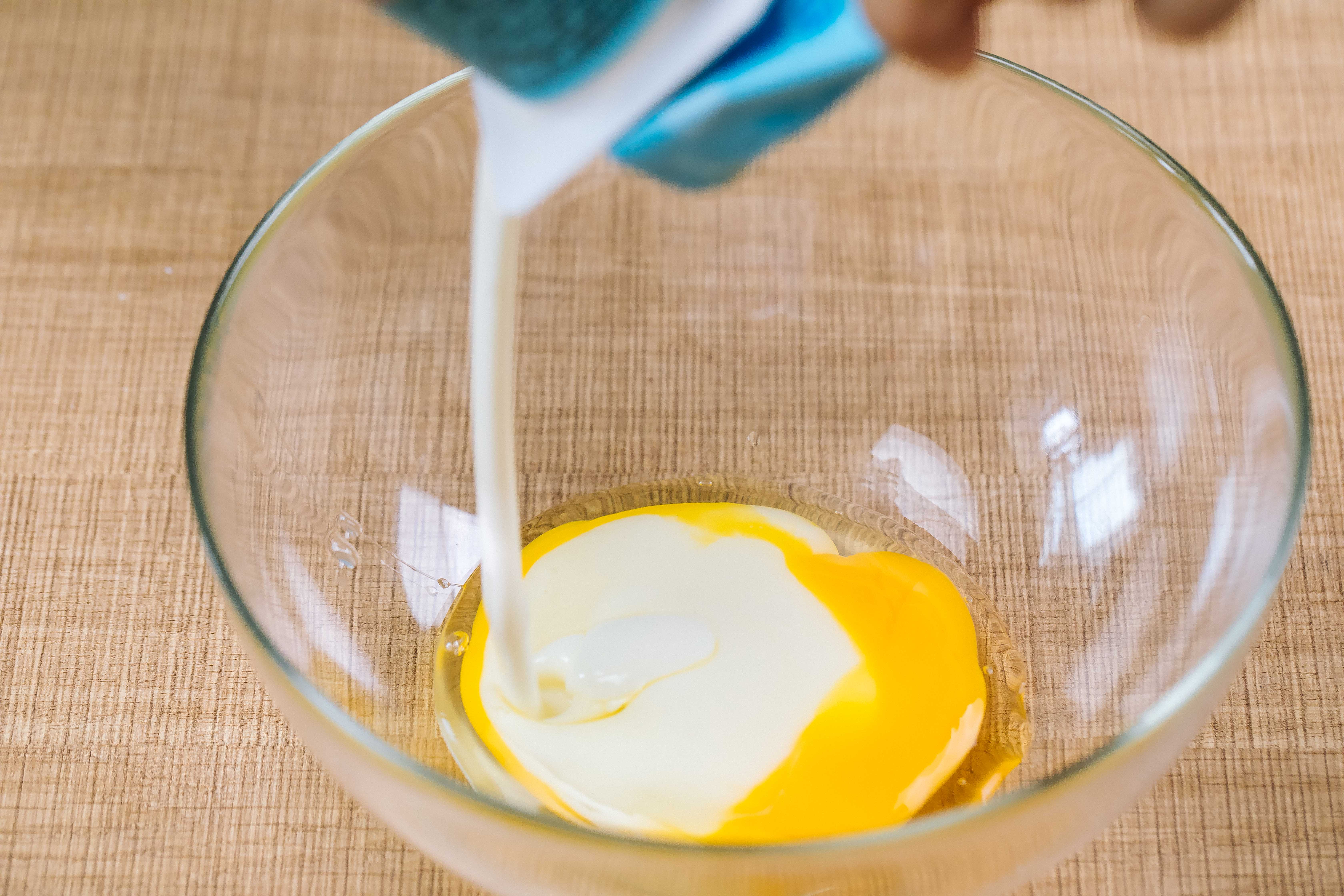 酸奶鸡蛋蒸糕怎么做_酸奶鸡蛋蒸糕的做法_豆果美食