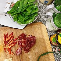 荷兰豆炒腊肠的做法图解4