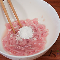 清爽下饭菜：芦笋炒肉丝的做法图解3
