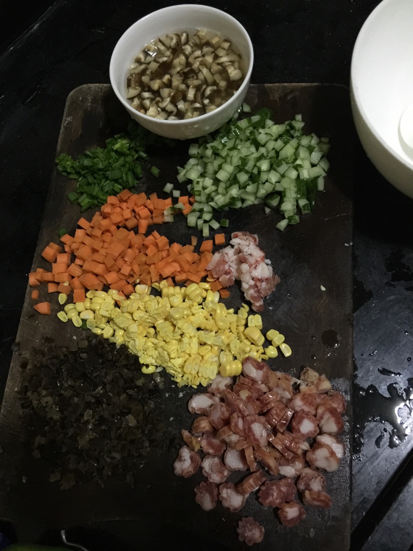 香菇腊肠饭的做法图解1