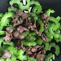 #多力金牌大厨带回家#金牌豉汁凉瓜炒牛肉的做法图解9