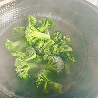 #年饭要飘香，就用外婆乡#腊肉西兰花的做法图解2