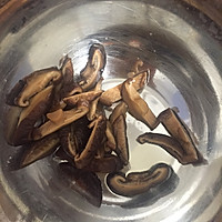 孜然香菇炒肉的做法图解2