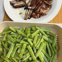 年后腊肉怎么办～～四季豆腊肉焖饭的做法图解1