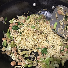 猪肉火腿肠焖面